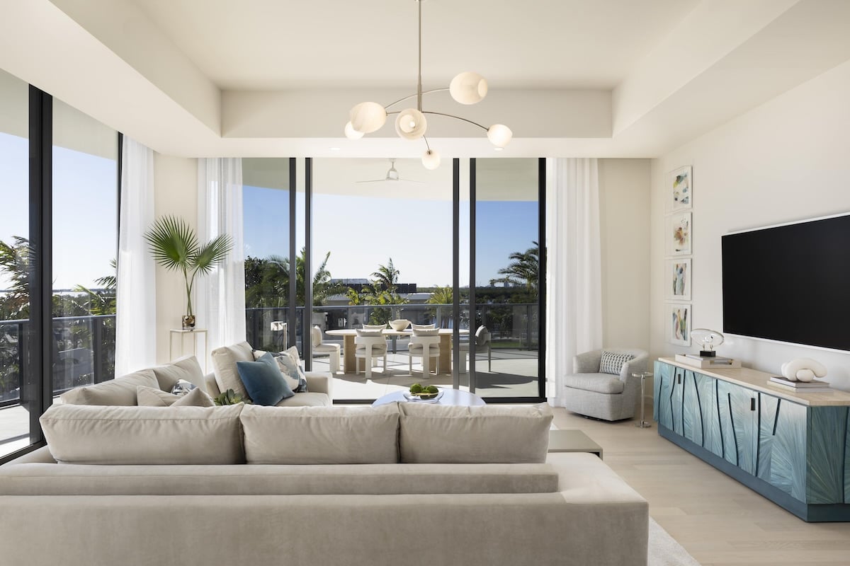 RCREB_ST_M06_LivingRoom_Open